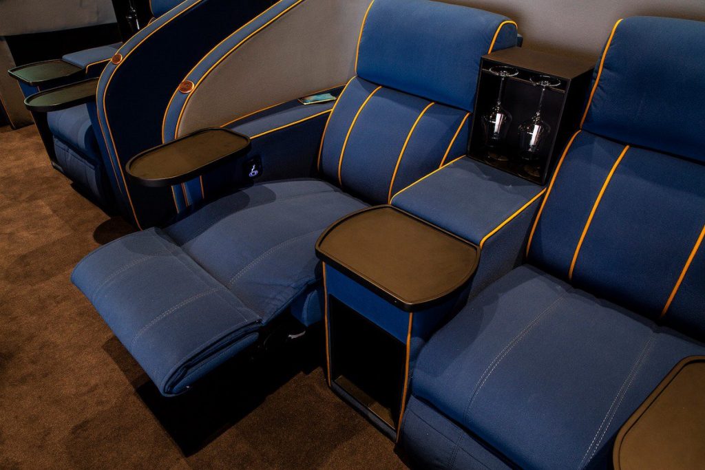 salle-de-cinema-avec-lit-double